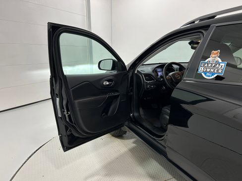Used 2019 Jeep Cherokee Trailhawk image 26