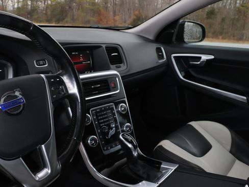 Used 2017 Volvo V60 T5 Cross Country w/ Climate Package image 9