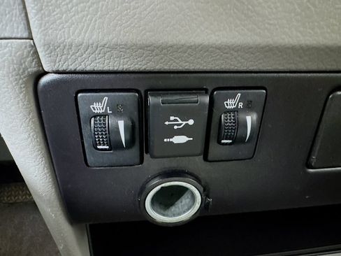 Used 2018 Toyota Sienna Limited FWD image 17