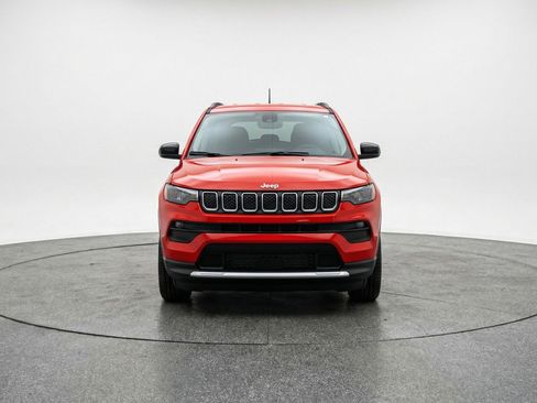 Used 2025 Jeep Compass Latitude image 2