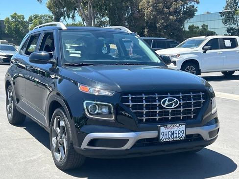 Used 2023 Hyundai Venue SEL w/ Cargo Package FWD image 4
