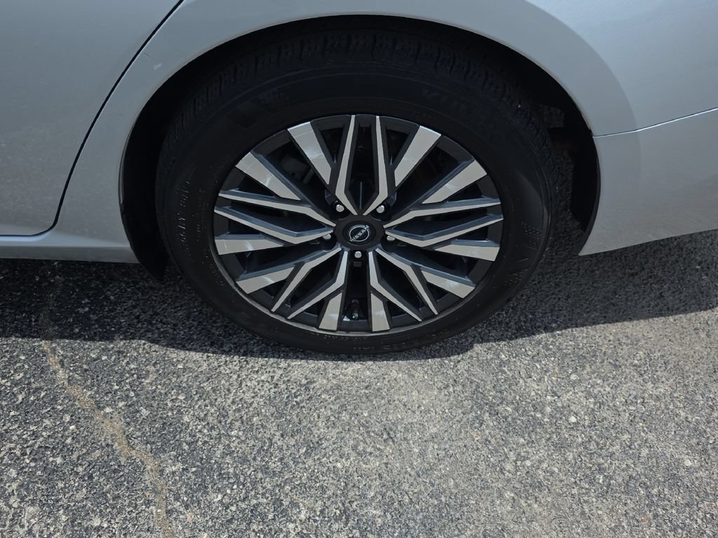 Used 2024 Nissan Altima 2.5 SV FWD image 11