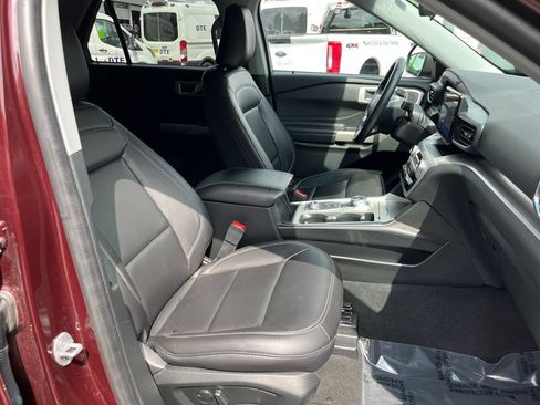 Certified 2022 Ford Explorer XLT w/ Equipment Group 202A AWD/4WD image 21