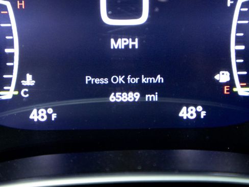 Used 2023 Chrysler Pacifica Limited FWD image 12