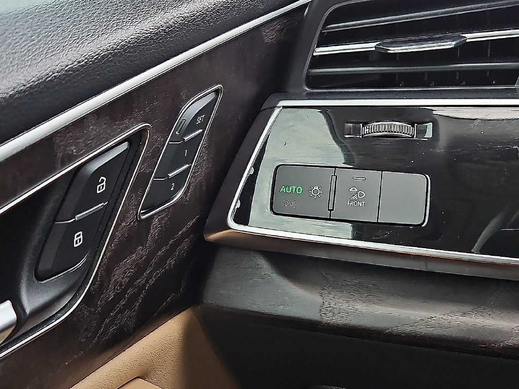 Used 2023 Audi Q8 Premium AWD/4WD image 25
