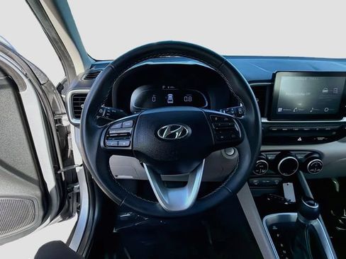Used 2024 Hyundai Venue SEL FWD image 11
