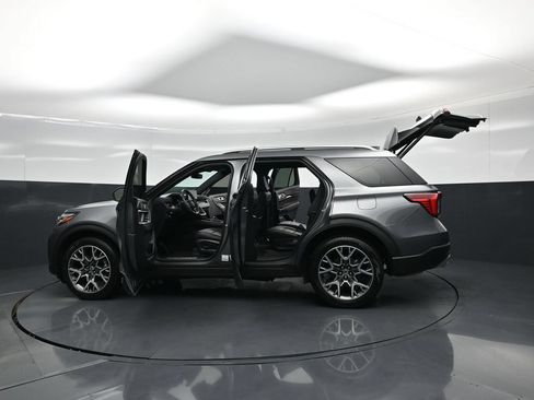 Certified 2025 Ford Explorer Platinum w/ Ultimate Package AWD/4WD image 38