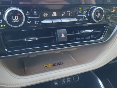 Used 2025 Toyota Highlander Limited FWD image 15