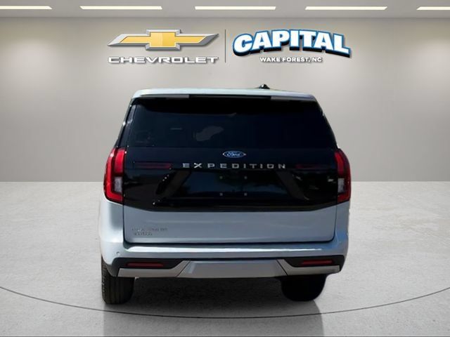 Used 2025 Ford Expedition Platinum w/ Driver's Package AWD/4WD image 4