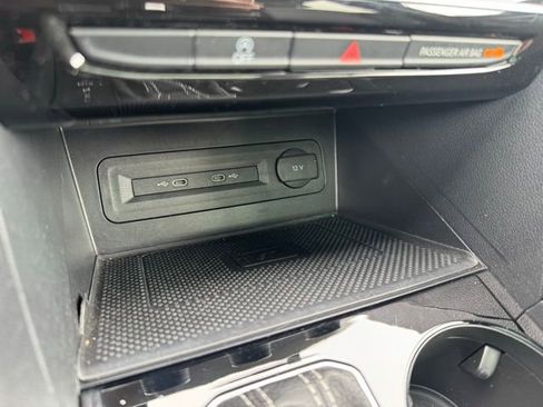 Used 2022 Volkswagen Atlas Cross Sport SEL R-Line AWD/4WD image 17