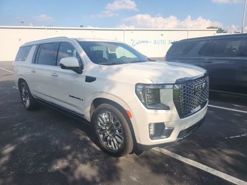 Used 2024 GMC Yukon XL Denali Ultimate AWD/4WD image 3