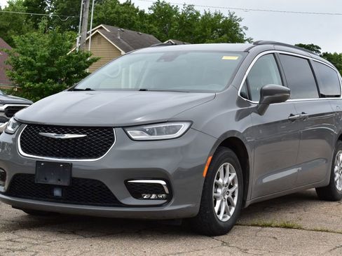Used 2022 Chrysler Pacifica Touring-L FWD image 1