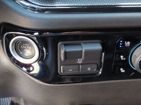 Used 2024 Chevrolet Silverado 2500 ZR2 w/ Technology Package AWD/4WD image 9