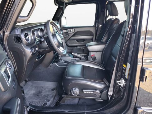 Used 2023 Jeep Gladiator Overland w/ Cold Weather Group image 19