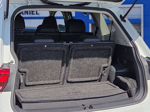 Used 2021 Volkswagen Tiguan SE w/ Panoramic Sunroof Package FWD image 8