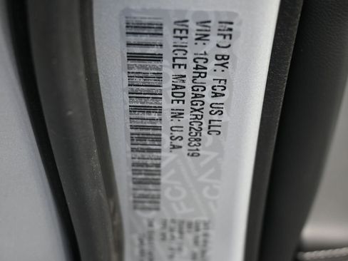 Used 2024 Jeep Grand Cherokee Laredo X image 18