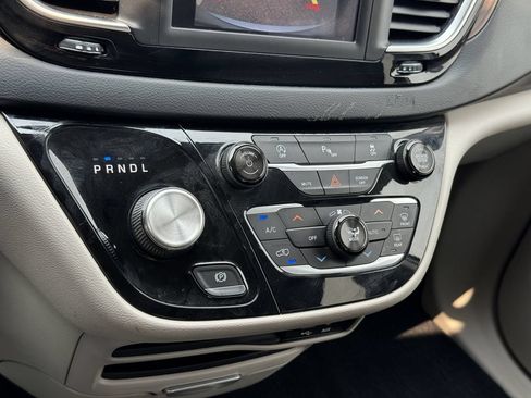 Used 2018 Chrysler Pacifica Touring-L FWD image 22
