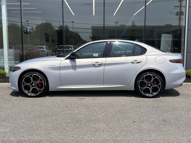 Used 2025 Alfa Romeo Giulia AWD image 2