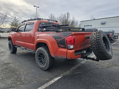 Used 2017 Toyota Tacoma TRD Sport image 5