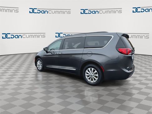 Used 2017 Chrysler Pacifica Touring-L image 6