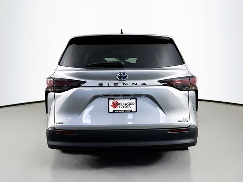 Used 2024 Toyota Sienna LE AWD/4WD image 6