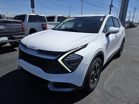 Used 2025 Kia Sportage LX FWD image 3