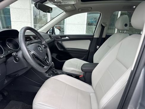 Used 2021 Volkswagen Tiguan SE w/ Panoramic Sunroof Package FWD image 9