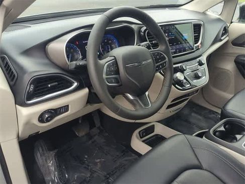 Used 2024 Chrysler Pacifica Touring-L image 10