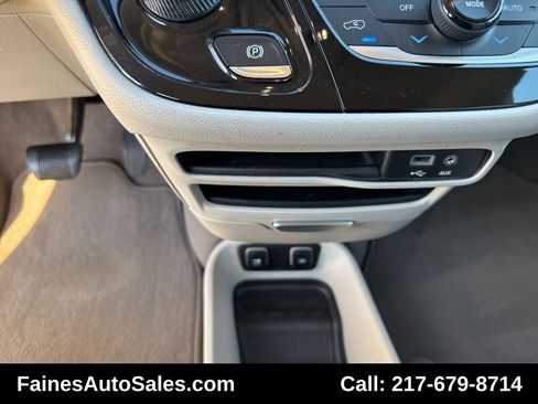 Used 2017 Chrysler Pacifica Touring-L image 46