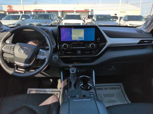 Certified 2025 Toyota Highlander Platinum AWD/4WD image 12
