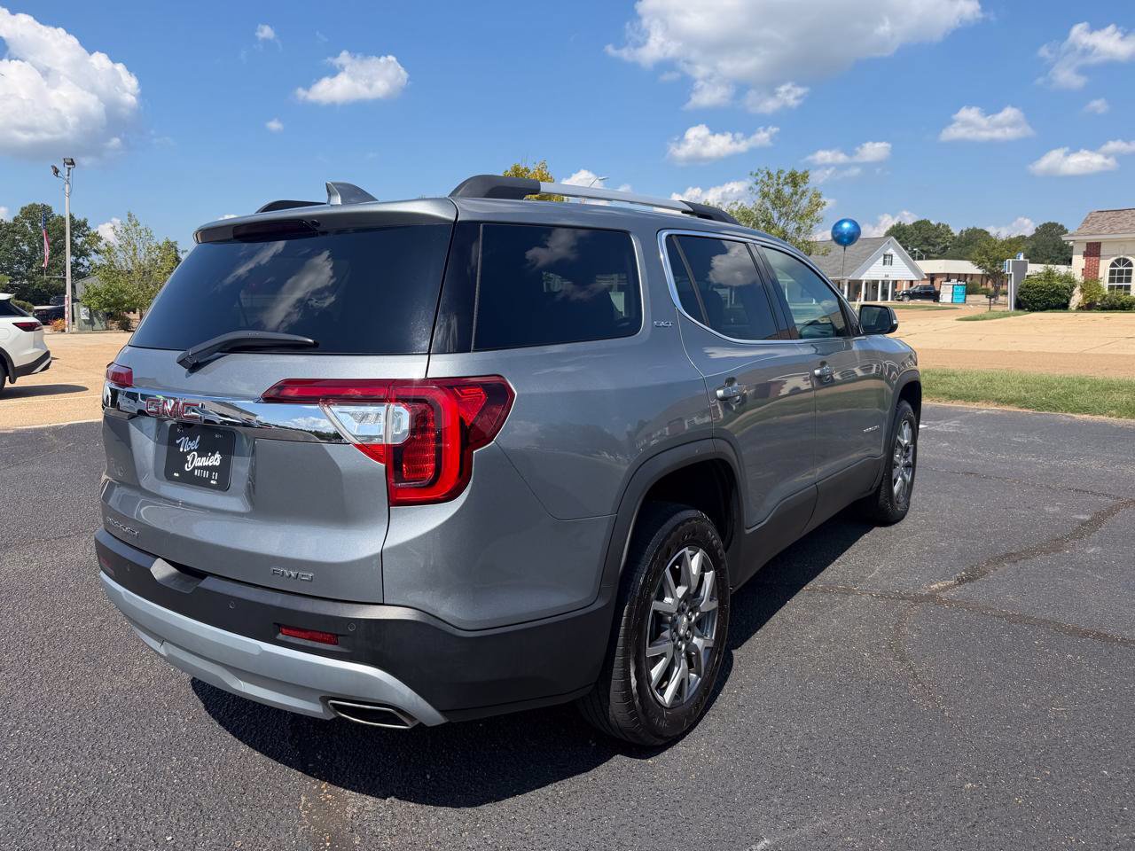 Used 2023 GMC Acadia SLT AWD/4WD image 4