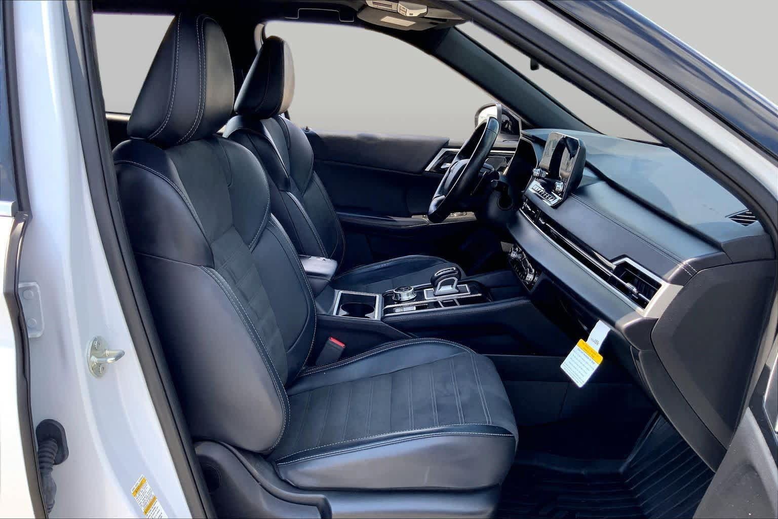 Used 2024 Mitsubishi Outlander SE Black Edition FWD image 9