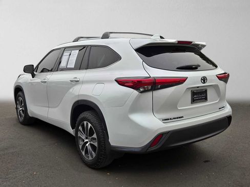 Used 2022 Toyota Highlander XLE AWD/4WD image 5