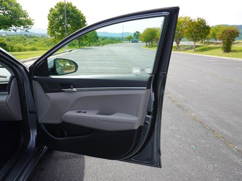 Used 2019 Hyundai Elantra SE FWD image 23