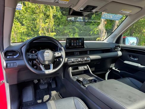 Certified 2025 Honda Pilot Touring image 9