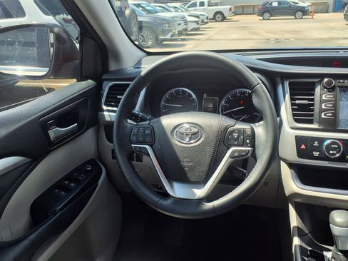 Used 2017 Toyota Highlander XLE AWD/4WD image 16