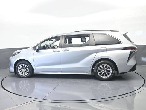Used 2024 Toyota Sienna XLE FWD image 3