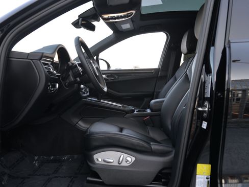 Certified 2025 Porsche Macan image 5