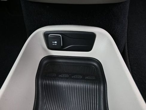 Used 2022 Chrysler Voyager LX FWD image 33