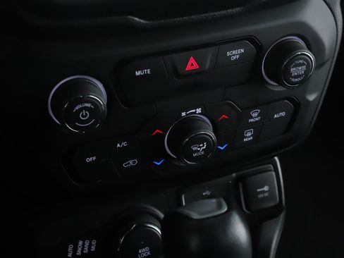 Used 2020 Jeep Renegade Altitude AWD/4WD image 14