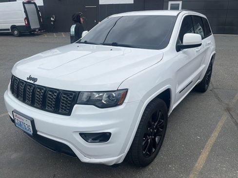 Used 2021 Jeep Grand Cherokee Laredo X AWD/4WD image 2