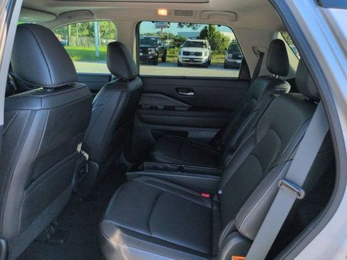 Used 2025 Nissan Pathfinder SL w/ SL Premium Package FWD image 13