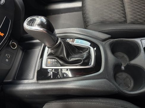 Used 2018 Nissan Rogue S image 18