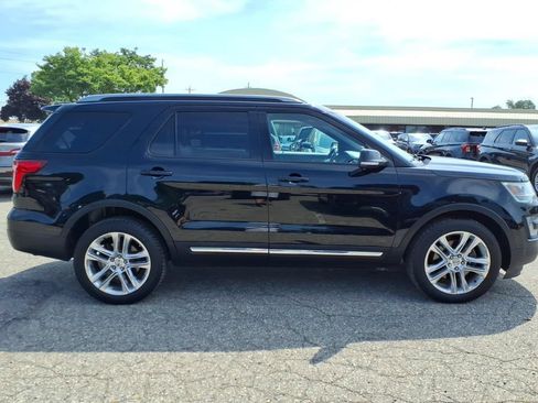 Used 2017 Ford Explorer XLT w/ Equipment Group 202A AWD/4WD image 6