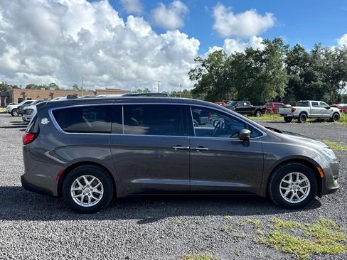 Used 2020 Chrysler Pacifica Touring FWD image 6