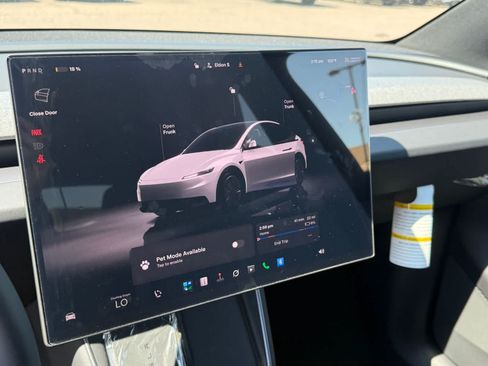 Used 2026 Tesla Model Y 2WD image 18