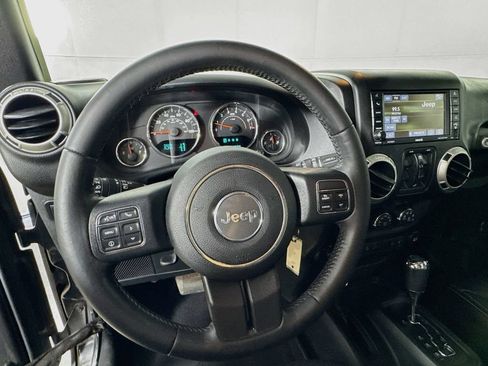 Used 2017 Jeep Wrangler Unlimited Rubicon w/ Connectivity Group AWD/4WD image 11