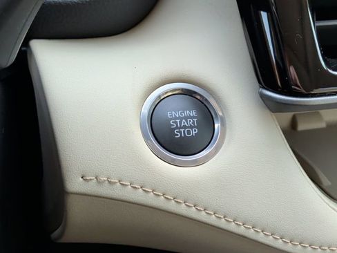 Used 2024 Toyota Highlander XLE FWD image 22