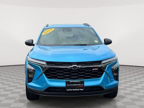 Used 2025 Chevrolet Trax RS w/ Sunroof Package FWD image 2