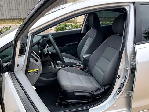 Used 2017 Kia Forte LX image 7